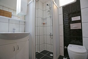 Douche, sèche-cheveux, serviettes fournies