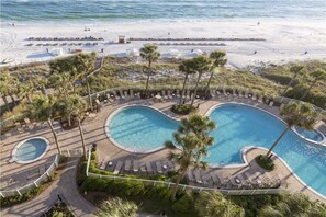 Condo, 2 habitaciones, vista a la playa | Alberca al aire libre | Alberca al aire libre y camastros 