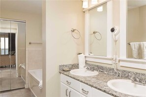 Condo, 2 habitaciones, vista a la playa | Baño | Tina con regadera, secadora de cabello, toallas 