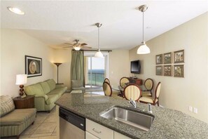 Apartment, 1 Schlafzimmer, Küche, Strandblick | Wohnzimmer | Flachbildfernseher, DVD-Player