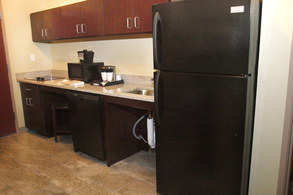 fridge, microwave, coffee/tea maker