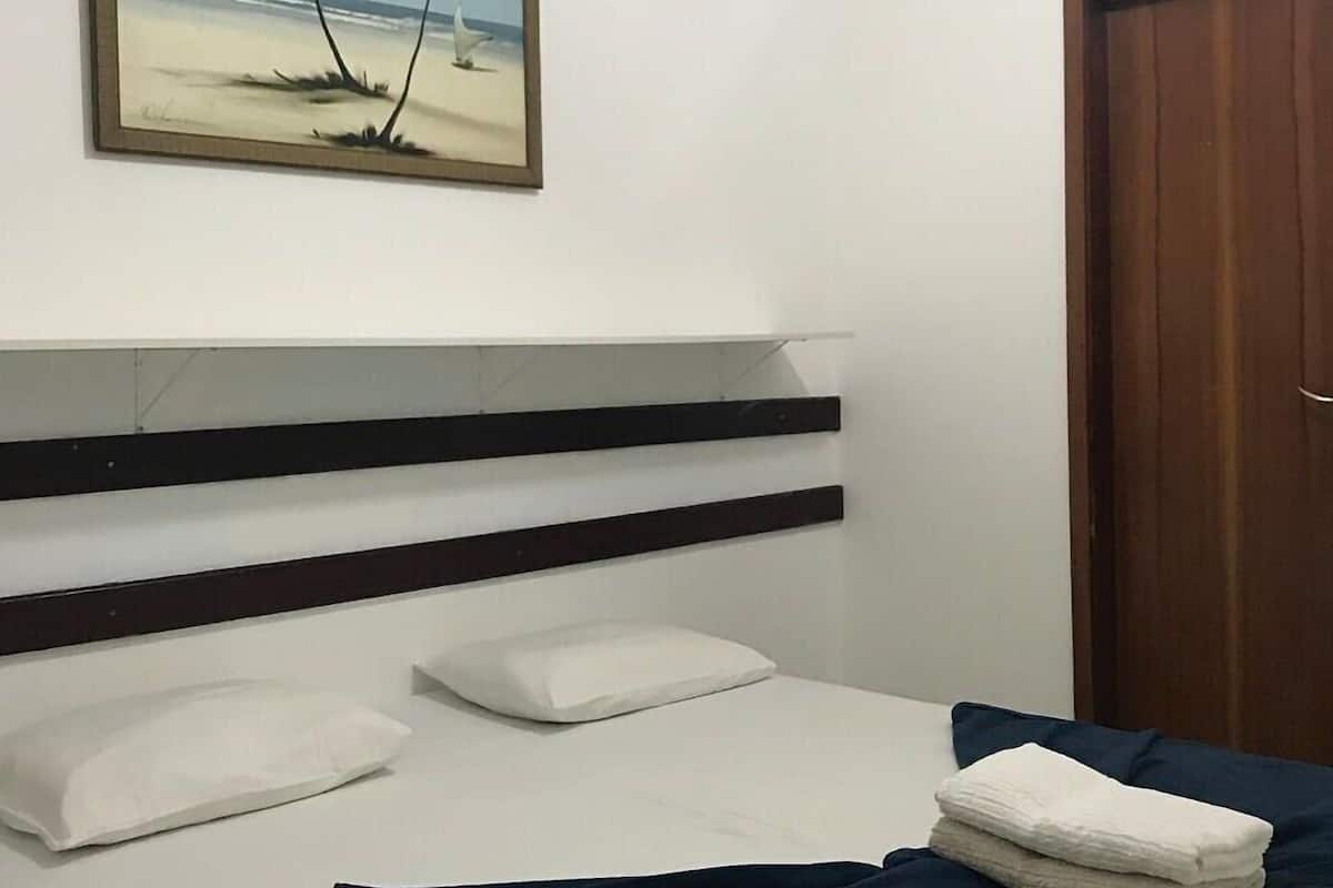 Minibar, tabla de planchar con plancha, wifi gratis y ropa de cama 