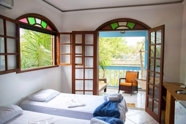 Familien-Suite, Bergblick | Minibar, Bügeleisen/Bügelbrett, kostenloses WLAN, Bettwäsche