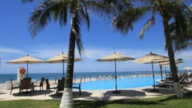 Outdoor pool, pool umbrellas, sun loungers - Condo Park Royal (Mazatlán)