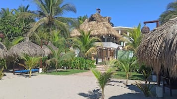 2 albercas al aire libre, acceso de 08:00 a 20:00, y camastros