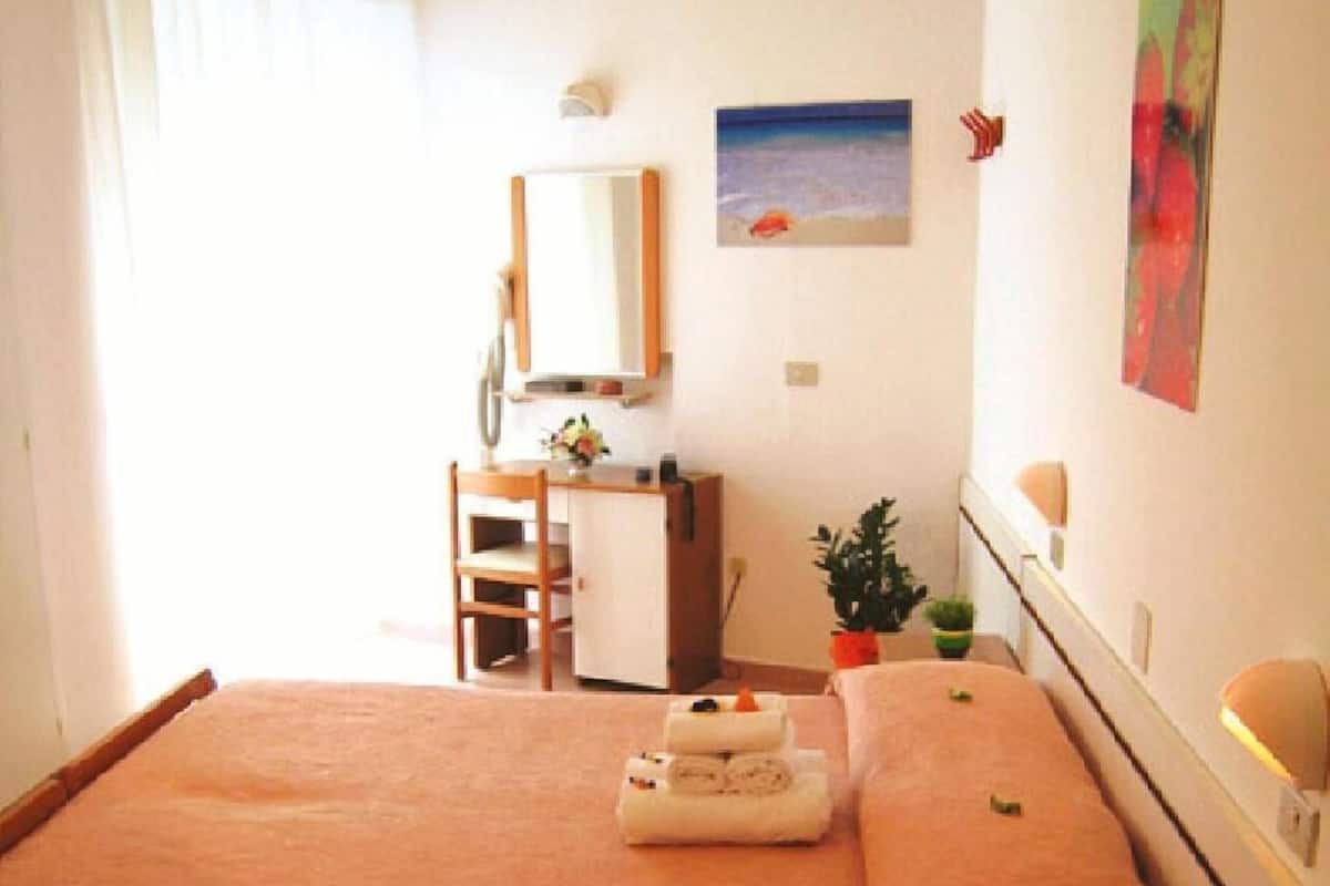 Habitación clásica con 1 cama doble o 2 individuales, balcón | Cunas (de pago) y wifi gratis