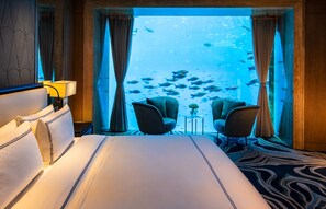 Suite (Neptune Underwater) | Seprai premium, minibar gratis, brankas, dan meja kerja