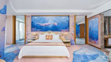 白鲸亲子海景套房(入住期间免费畅玩水世界&水族馆+皇家俱乐部礼遇) | 1 多间卧室、高档床上用品、迷你吧(备有免费物品)、客房内保险箱