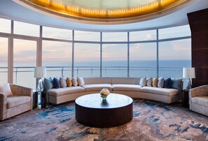 Sengetøy av topp kvalitet, minibar (inkludert) og safe på rommet