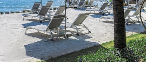 Plage, chaises longues, parasols, serviettes de plage
