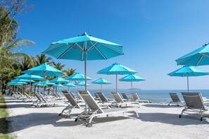 Plage, chaises longues, parasols, serviettes de plage