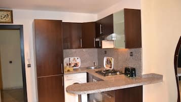 Appartement Luxe, 2 chambres | Cuisine privée | Grand réfrigérateur, micro-ondes, four, plaque de cuisson