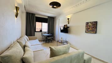 Appartement, 1 chambre (Camomille) | Salle de séjour | Télévision LCD de 32 pouces avec chaînes par satellite, télévision