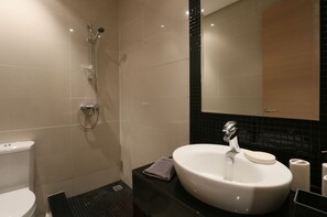Apartamento real, 2 quartos | Banheiro | Chuveiro/banheira combinados, banheira de imersão, toalhas de banho 