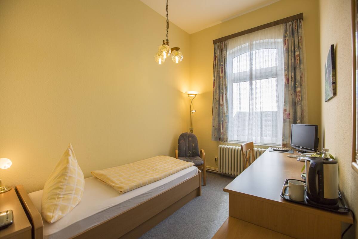Single Room | Minibar, in-room safe, desk, WiFi (free)