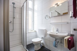 Single Room | Bathroom | Shower, free toiletries, hair dryer, towels - Hotel Graf Waldersee (Borkum)