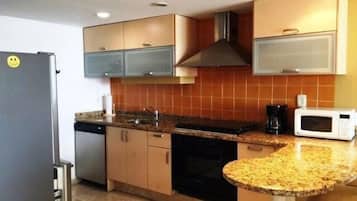 Condo familiar, 3 habitaciones, vista a la marina, junto a la alberca | Cocina privada | Refrigerador, microondas, horno y parrilla de estufa