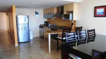 Family Condo, 3 Bedrooms, Marina View, Poolside | In-room dining