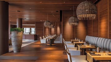 5 間餐廳,供應早餐、午餐和晚餐,義大利料理