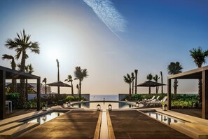 Piscine couverte, 2 piscines extérieures, cabanons gratuits