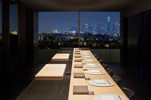 5 restaurants servant le petit déjeuner, le déjeuner et le dîner