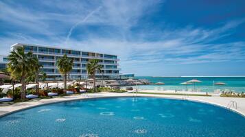 Een binnenzwembad, 2 buitenzwembaden, gratis zwembadcabana's