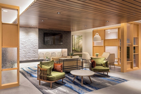 Lobby lounge - Fairfield Inn & Suites by Marriott Boston Walpole (Walpole)