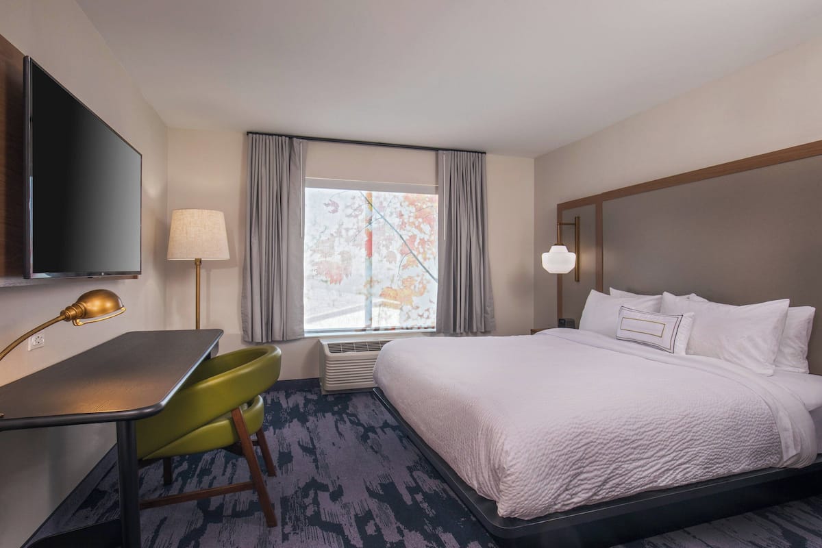 Room, 1 King Bed | In-room safe, desk, blackout drapes, iron/ironing board