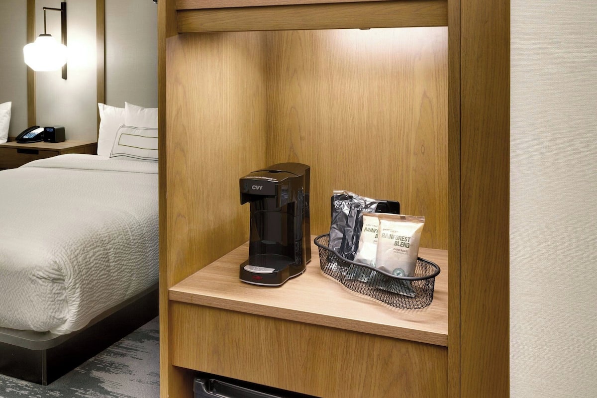 desk, iron/ironing board, free wifi