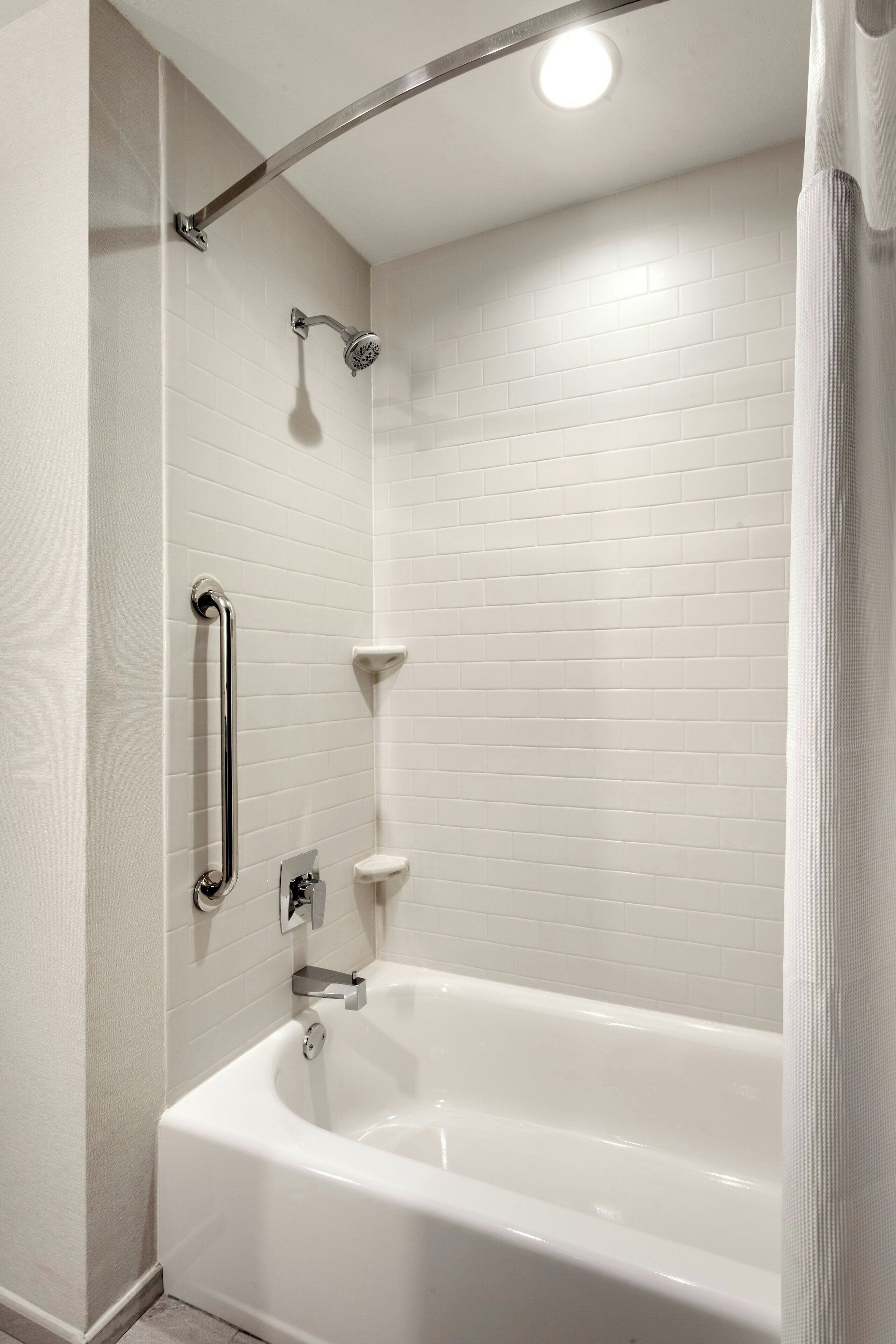 combined shower/bathtub, hair dryer, towels