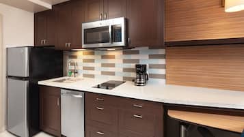 Refrigerador, microondas, placa de cocina, lavavajillas