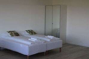 Eenvoudige studio, 2 eenpersoonsbedden | Een bureau, geluiddichte muren, beddengoed
