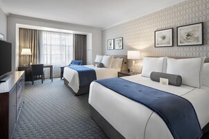 高档床上用品、客房内保险箱、办公桌、遮光窗帘