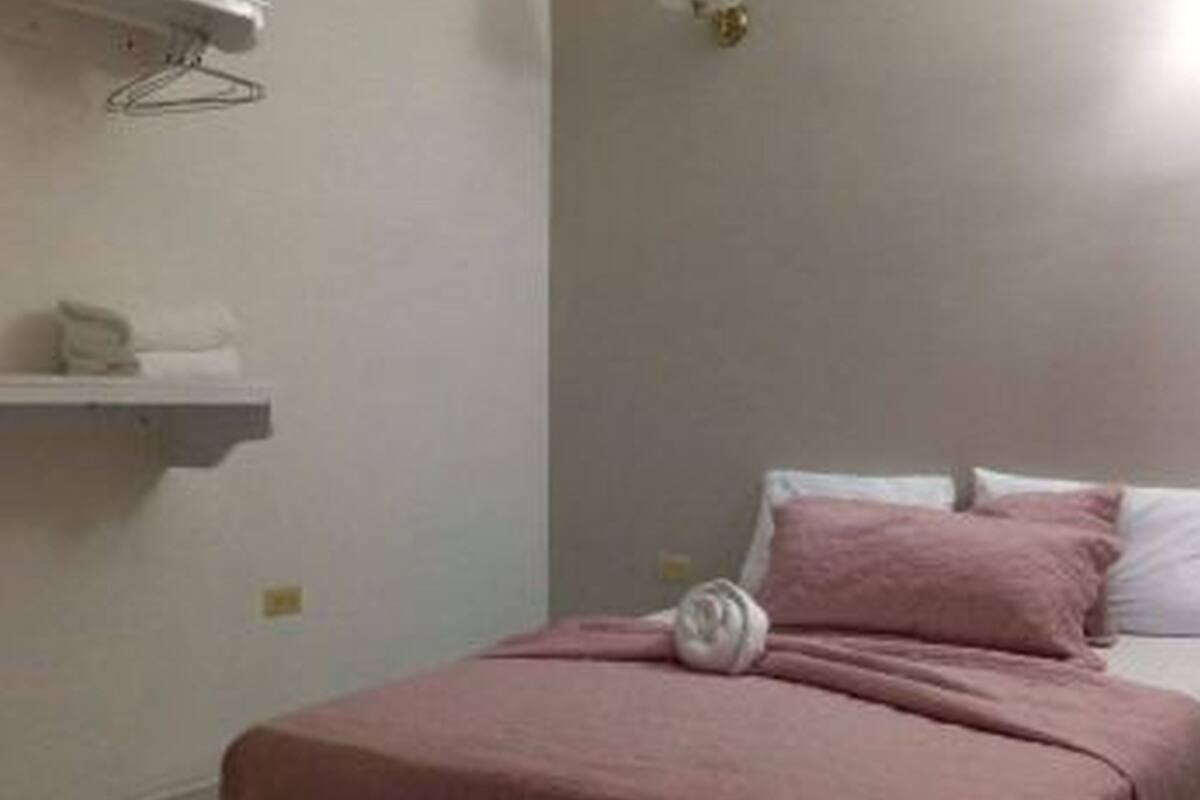 Standaard kamer | Een strijkplank/strijkijzer, beddengoed
