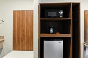 Chambre Standard, 1 très grand lit, non-fumeur, réfrigérateur et four à micro-ondes