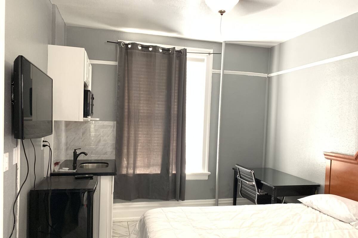 Economy Room, 1 Double Bed, Private Bathroom | Desk, free WiFi
