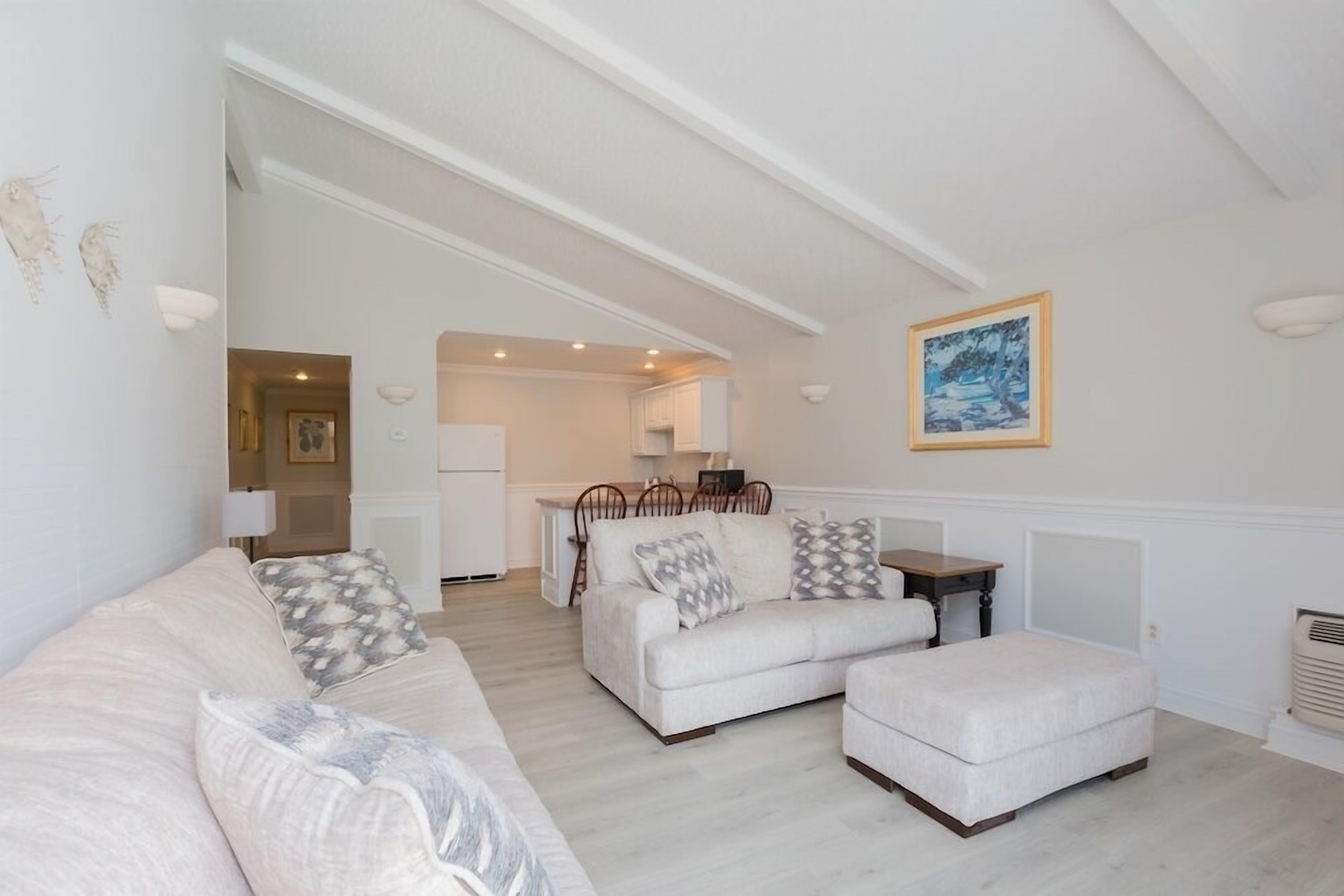 Executive Suite, 1 Bedroom, Kitchenette | Private kitchen | Fridge, microwave, coffee/tea maker