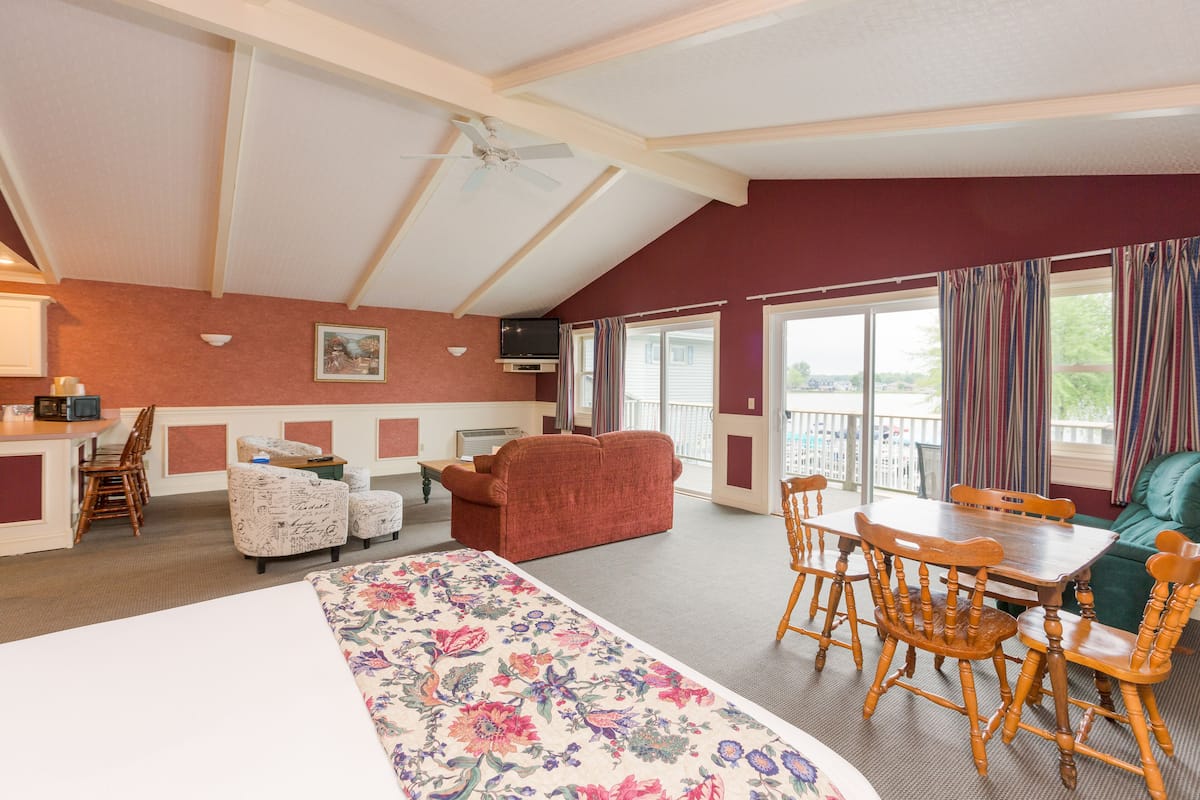 Executive Suite, 1 Bedroom, Kitchenette | Private kitchen | Fridge, microwave, coffee/tea maker
