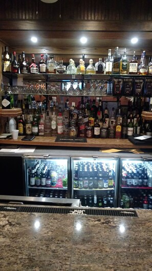 2 bars/lounges