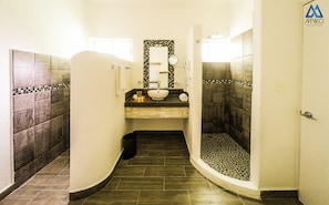 Bathroom | Shower, free toiletries, hair dryer - Hotel Myko Playa Del Carmen (Playa del Carmen)