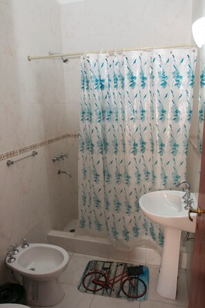Bathroom | Shower, hair dryer - Los Amigos de la Linda (Salta)