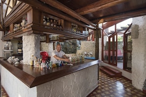 3 bars-salons, bar attenant Ă la piscine