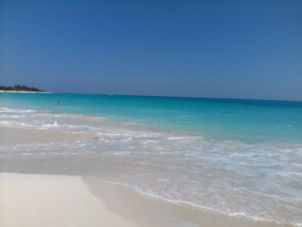 Sur la plage, sable blanc, yoga
