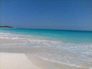 Sur la plage, sable blanc, yoga