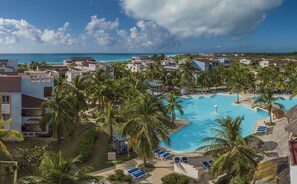 Piscine extérieure, parasols, chaises longues