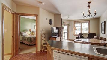 Condo, 2 Bedrooms | Private kitchen | Fridge, oven, coffee/tea maker, toaster
