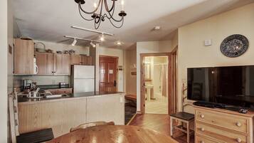 Condo, 2 Bedrooms | Private kitchen | Fridge, oven, coffee/tea maker, toaster