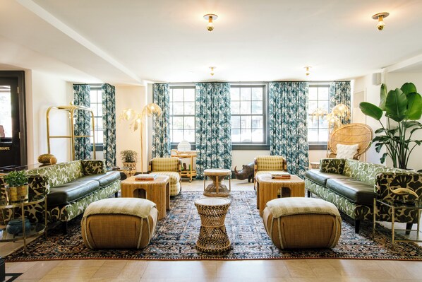 Coin salon dans le hall