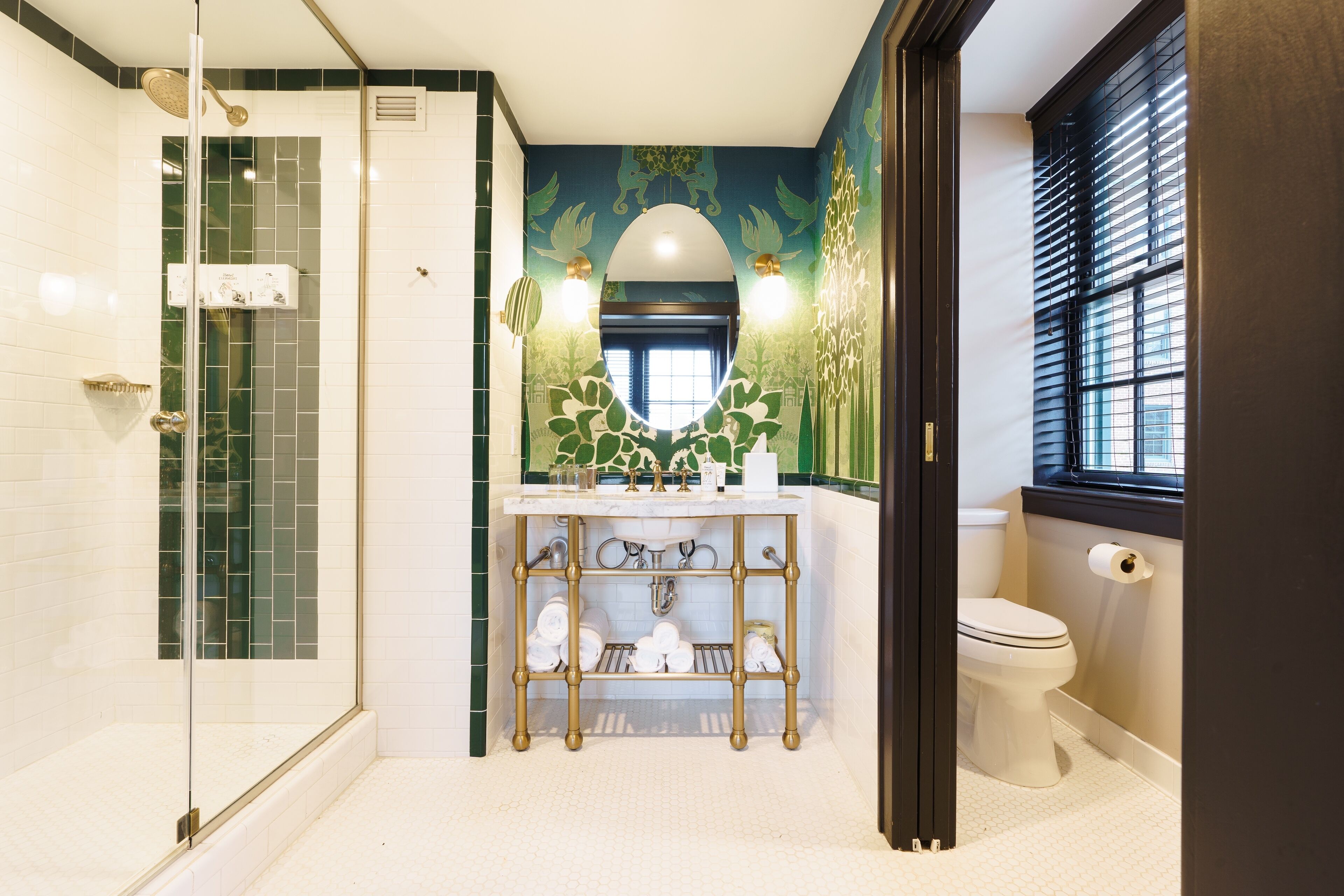 combined shower/bathtub, designer toiletries, towels