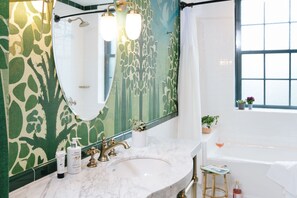 Combined shower/bathtub, designer toiletries, towels